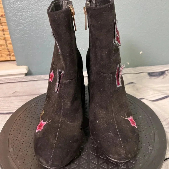 Nanette Lepore Size 6 Lilly Vegan Suede Block Heel Bootie Embroidered Retro - Picture 2 of 8